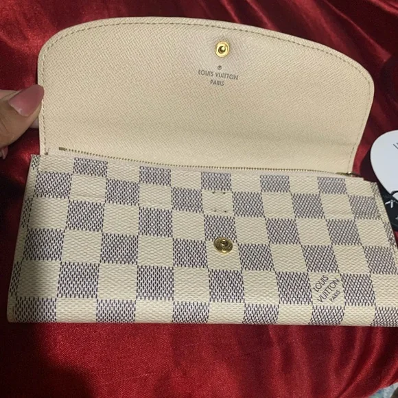 Luis Vuitton Damier Azur Emilie Wallet - Picture 2 of 10